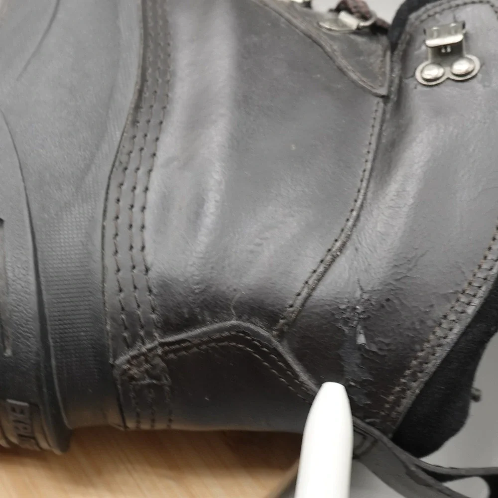 Explorers Boots Mens 11 Thinsulate Insulation Winter Snow Black Leather Flaws